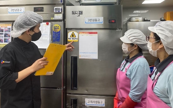 CJ프레시웨이 단체급식장 관리자가 ‘안전의 날’에 안전주의 표지 부착 여부를 확인하고 있는 모습