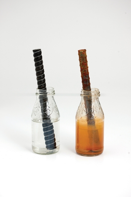 녹슬지 않는 KEco-bar(왼쪽), 일반철근(오른쪽)