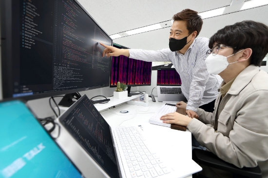 KT는 승일희망재단과 협력해 점차 목소리를 잃어가고 있는 루게릭병 환우 8명의 목소리를 복원하고, 모바일 앱 ‘마음톡’을 통해 이 목소리를 일상에서 활용할 수 있도록 무상 지원했다고 19일 밝혔다. 사진은 KT 융합기술원에서 AI 기술을 활용해 루게릭병 환우의 목소리 복원 작업을 하고 있는 모습