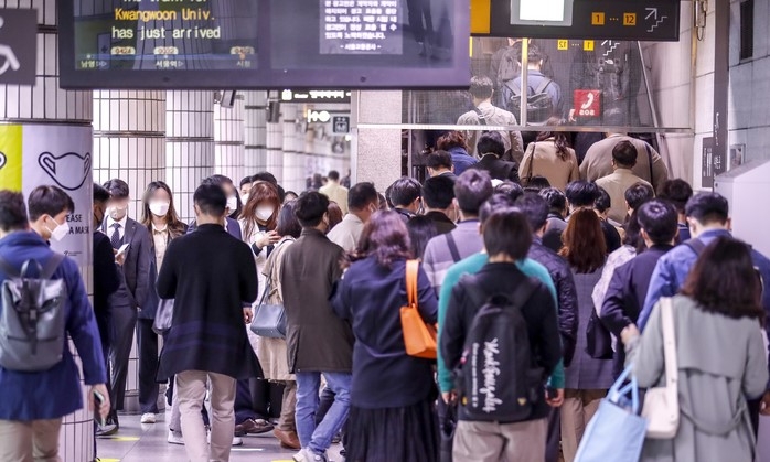 정부의 사회적 거리두기가 해제된 19일 오전 서울 중구 시청역에서 마스크를 쓴 시민들이 이동하고 있다.
