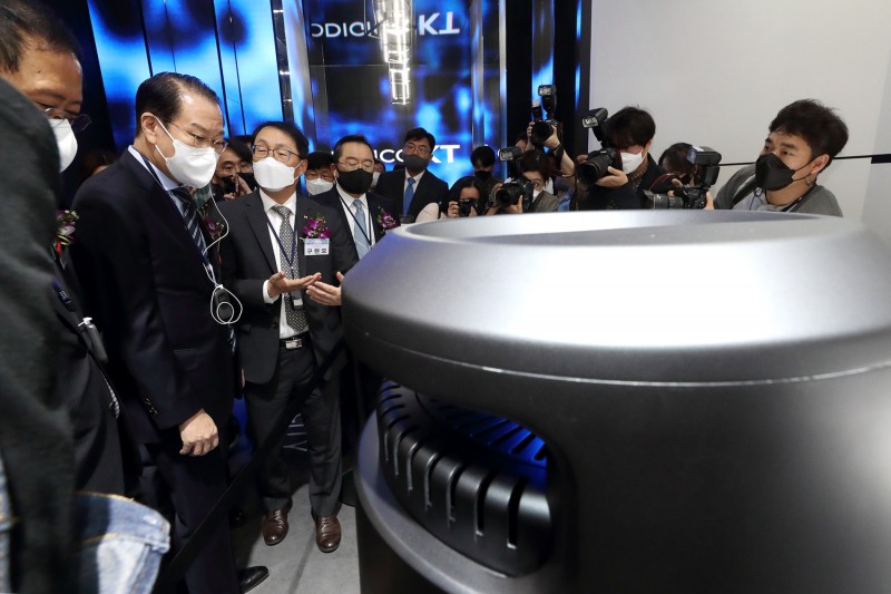 KT 구현모(왼쪽 셋째) 대표가 대통령직 인수위원회 권영세(왼쪽 둘째) 부위원장에게 AI방역로봇을 설명하고 있다./사진 제공 = KT