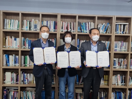 (왼쪽부터) 빛고을아동보호전문기관 이동건 관장, 광주여성인권지원센터 이명자 이사장, 광주아동보호전문기관 최영철 관장/사진 제공 = 초록우산 광주