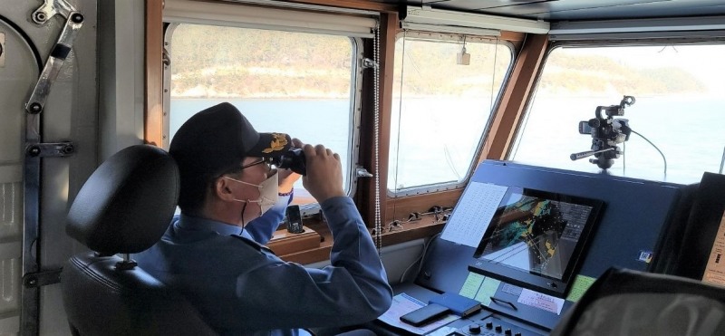 목포해양경찰서장이 관내 특별경비수역 치안 현장점검을 실시하고 있다. (사진제공 = 목포해양경찰서)