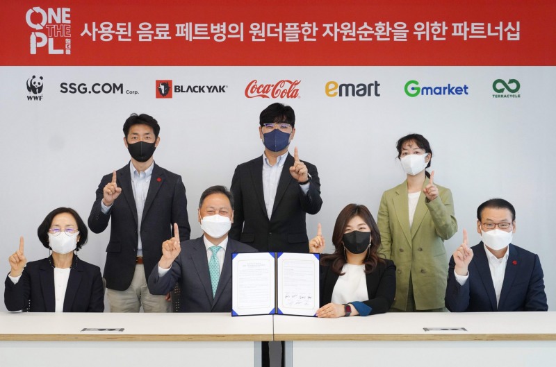 (왼쪽부터 홍윤희 세계자연기금 한국본부 사무총장, 염성식 SSG닷컴 ESG 담당, 강태선 (주)비와이엔 블랙야크 회장, 서민석 지마켓글로벌 커뮤니케이션 부문장, 최수정 한국 코카-콜라 대표, 이유정 테라사이클 한국 총괄 팀장, 형태준 이마트 지속가능혁신센터장)/사진 제공 = SSG닷컴