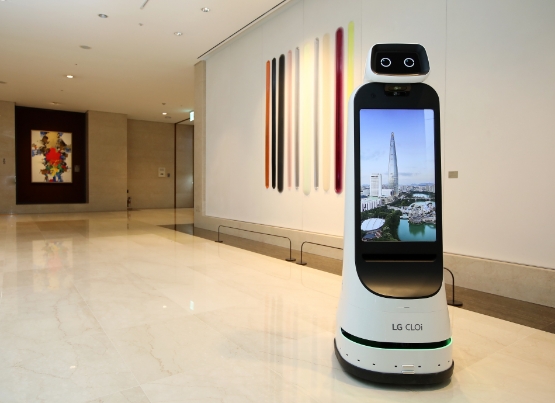 롯데호텔 월드, ‘LG 클로이 가이드봇' 도입 운영