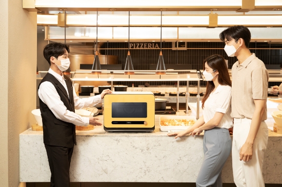 삼성전자 모델이 서울 잠원동에 위치한 빕스 반포역점 비스포크 기획존에서 비스포크 큐커와 CJ푸드빌과의 협업 마케팅을 소개하고 있다.