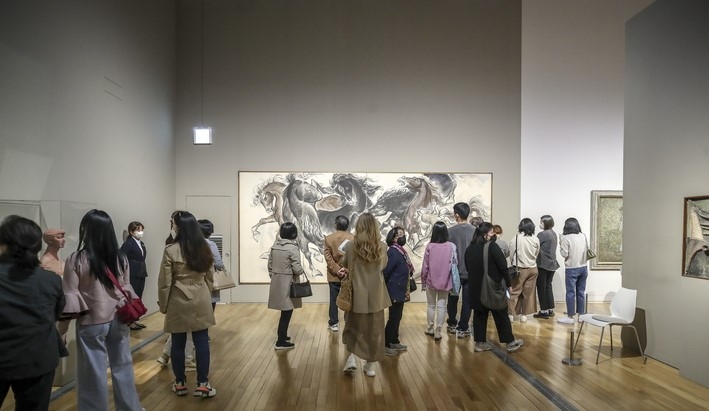 사회적 거리두기가 해제된 다음날인 지난 19일 오전 서울 종로구 국립현대미술관을 찾은 시민들이 이건희 컬렉션을 보고 있다. 오는 25일부터는 미술관, 박물관 등에서 실내 취식도 가능해질 예정이다.