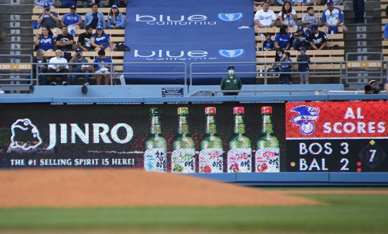 지난 11일 LA다저스 홈경기 중 하이트진로 글로벌 브랜드 'JINRO' 제품 5종이 LED 광고에 나오고 있다. 하이트진로는 2012년부터 11년째 LA다저스와 스폰서십을 유지하고 있다.