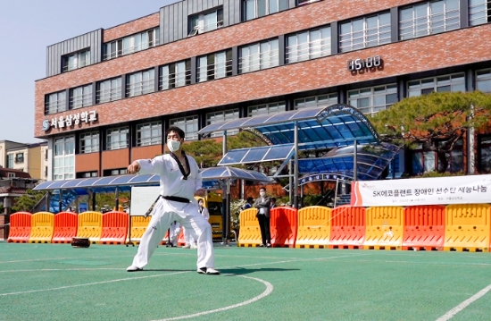 SK에코플랜트 장애인선수단 태권도팀 선수들이 학생들에게 직접 품새, 발차기 시범을 선보이며 원포인트 레슨을 진행하고 있는 모습