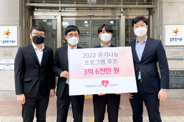 현대중공업그룹1%나눔재단 후원자인 조민호 매니저(오른쪽 두 번째/한국조선해양), 안진영 책임매니저(오른쪽 첫 번째/한국조선해양) 등이 서울 강남구에 위치한 충현복지관을 찾아 후원금을 전달했다.