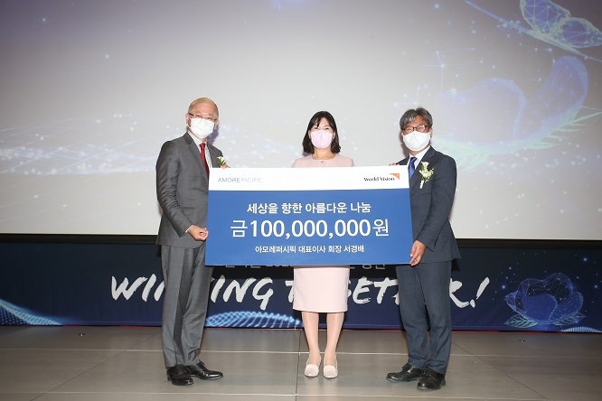 월드비전이 아모레퍼시픽으로부터 후원금을 전달받았다. (사진 제공 = 아모레퍼시픽)