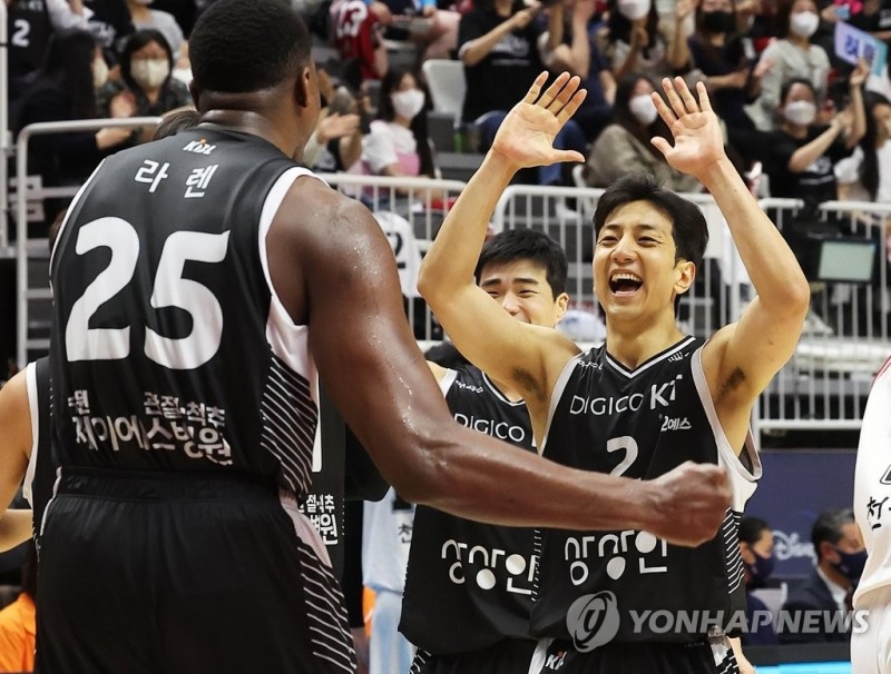 (수원=연합뉴스) 21일 경기도 서수원칠보체육관에서 열린 프로농구 4강 플레이오프 1차전 수원 KT 소닉붐과 안양 KGC 인삼공사의 경기. KT 허훈이 팀 득점 성공에 기뻐하고 있다.