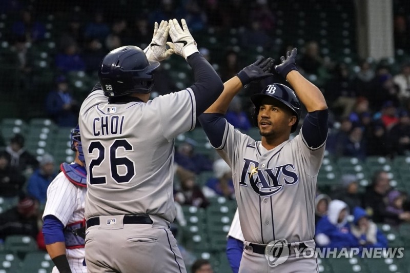 (시카고 AP=연합뉴스) 탬파베이 레이스 최지만이 21일(한국시간) 미국 일리노이주 시카고의 리글리필드에서 열린 시카고 컵스와의 방문경기, 1회초 프란시스코 메히아의 홈런으로 득점한 뒤 메히아와 하이 파이브하고 있다.