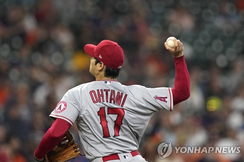 (휴스턴 AP=연합뉴스) 로스앤젤레스 에인절스 오타니 쇼헤이가 21일(한국시간) 미국 텍사스주 휴스턴의 미닛메이드 파크에서 열린 2022 미국프로야구 메이저리그(MLB) 휴스턴 애스트로스와의 방문경기에 선발 등판해 역투하고 있다.