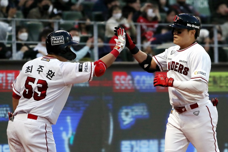 시즌 첫 홈런 축하받는 추신수