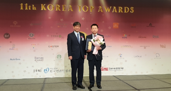 NH농협캐피탈은 21일, 제11회 Korea Top Awards에서 브랜드 부문 디지털금융브랜드상을 수상했다. 심사위원장인 김종배 성신여대 경영학부 교수(왼쪽)와 조두식 NH농협캐피탈 대표(오른쪽)가 수상 이후 기념사진을 촬영하고 있다.