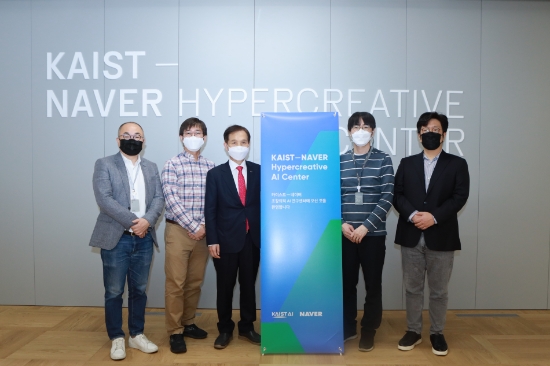 'KAIST-네이버 초창의적 AI 연구센터' 공간 오픈식에 참석한 정송 KAIST AI대학원장, 주재걸 KAIST 교수, 이광형 KAIST 총장, 하정우 네이버 AI랩 소장, 성낙호 네이버 클로바CIC 책임리더 (왼쪽부터)