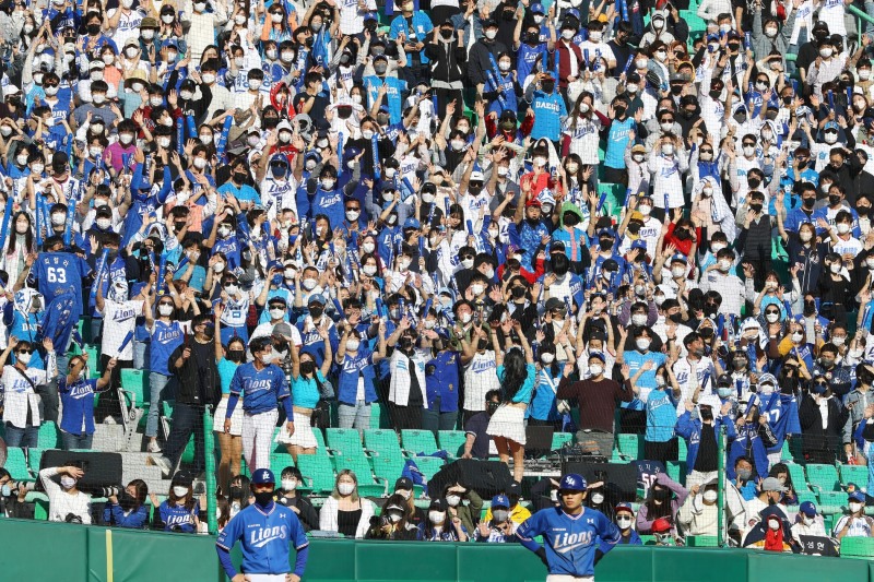 프로야구가 22일부터 육성 응원이 가능하고 25일부터는 고척 돔구장에서도 치맥을 즐길수가 있다. 사진은 대구라이온즈파크에서 삼성을 응원하는 팬들 모습