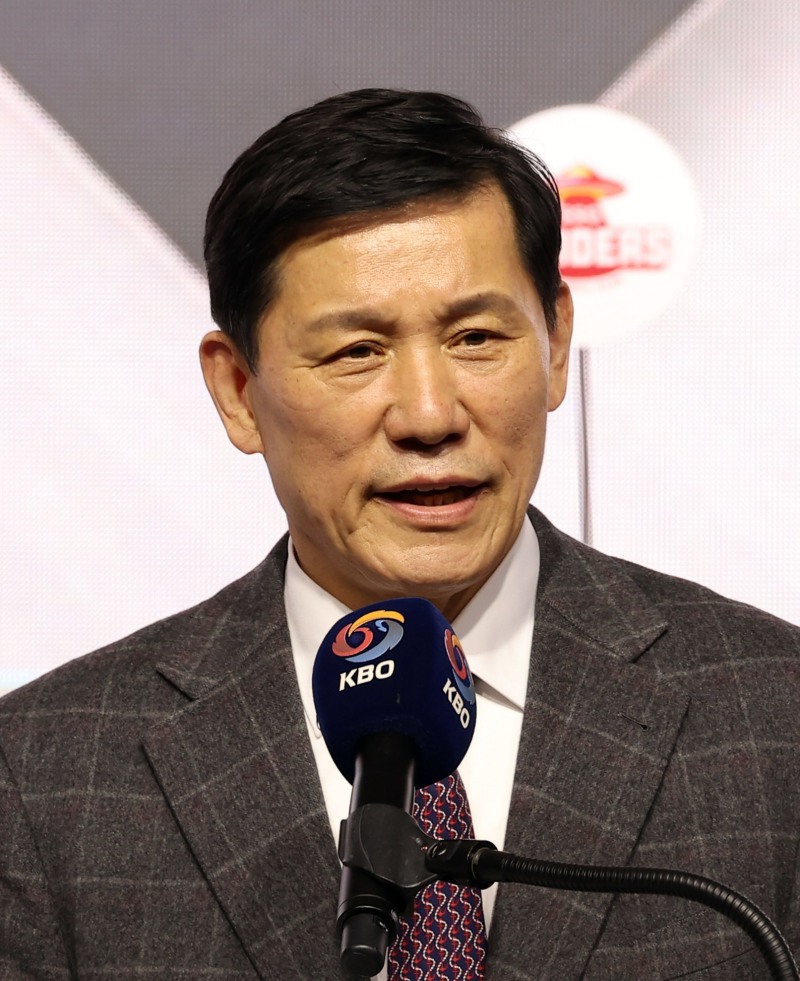 허구연 KBO 총재가 24일 오세훈 서울시장과 잠실구장에서 새 야구장 건립과 관련된 간담회와 미디어브리핑을 갖는다.