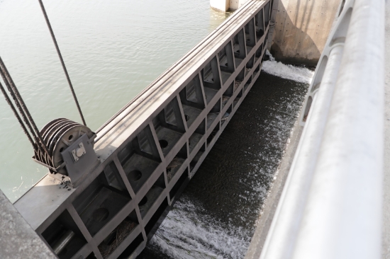 동진강 방수문 통수 모습.