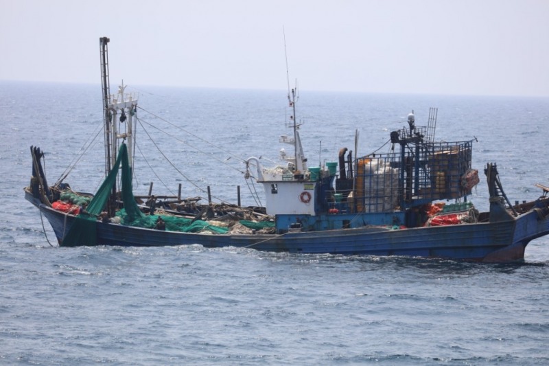 불법 설치된 중국어선 불법어구를 바다에서 끌어올리고 있는 모습 (사진제공 = 서해해양경찰청)