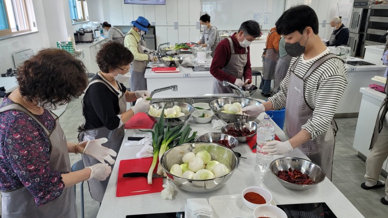 21일 플라워푸드 교육장에서 열린 ‘양파김치 담그기’ 행사 모습 (사진제공 = 함평군)