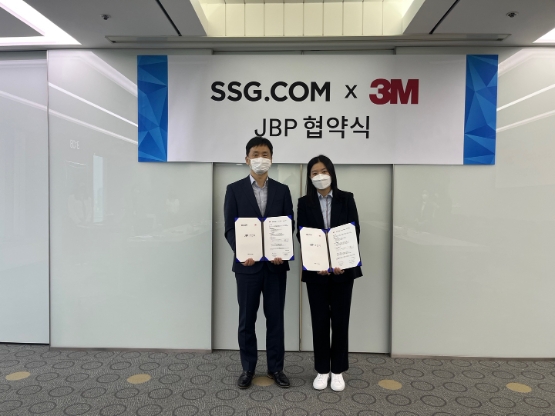 함병선 한국 3M 소비자 사업본부장(왼쪽)과 김일선 SSG 닷컴 라이프스타일담당/사진 제공 = 한국3M
