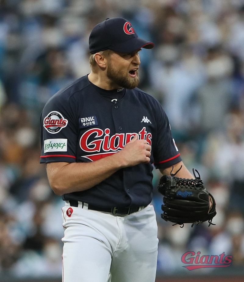 23일 대구경기서 삼성을 상대로 KBO 리그 데뷔 첫 승을 올린 스파크맨[롯데자이언츠 제공[