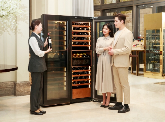 삼성전자 모델이 인천 운서동에 위치한 파라다이스시티 호텔에서 '비스포크 와인냉장고 인피니트 라인'과 '비스포크 큐브 에어' 체험 공간을 소개하고 있다.