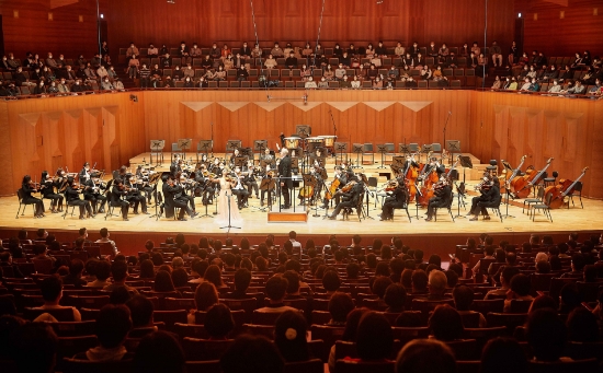 KBS교향악단 연주, 마르쿠스 슈텐츠 지휘, 바이올리니스트 카리사 추의 협연으로 진행된 ‘한화와 함께하는 2022 교향악축제’의 공연 모습