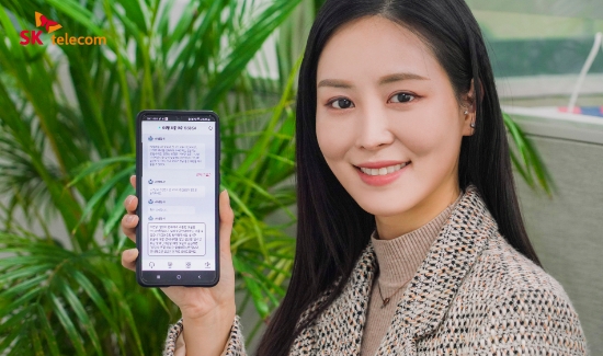 SKT 모델이 고객센터에서 AI를 활용해 걸려온 고객의 요청에 답하는 모습.