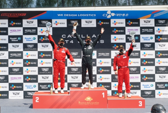 CJ대한통운 슈퍼레이스 캐딜락 CT4 클래스 개막전이 지난 24일, 용인 애버랜드 스피드웨이에서 진행됐다. 개막전 우승은 김문수 선수(사진 가운데)가 차지했으며 유재형 선수(사진 왼쪽)가 2위, 변정호 선수(사진 오른쪽)가 3위로 뒤를 이으며 포디움에 올랐다.