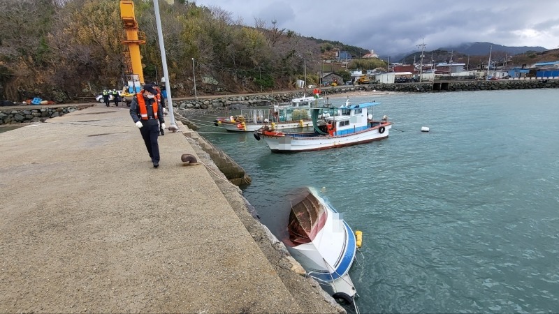 강풍으로 전복된 정박어선 (사진제공 = 여수해양경찰서)
