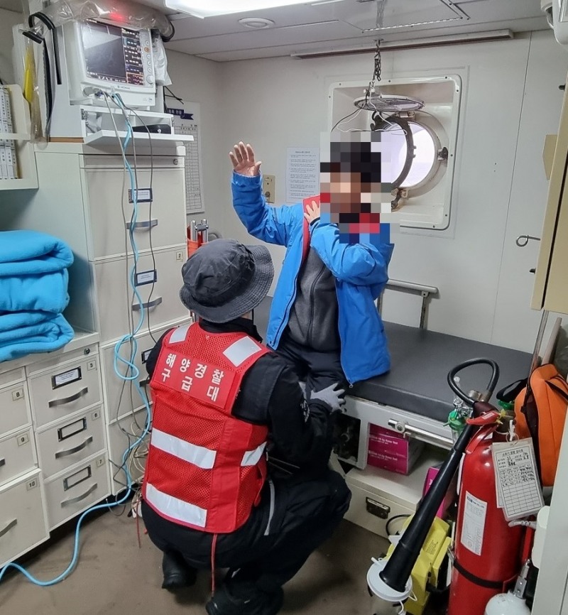 목포해경 구급대원이 응급환자의 건강상태를 확인하고 있다. (사진제공 = 목포해양경찰서)