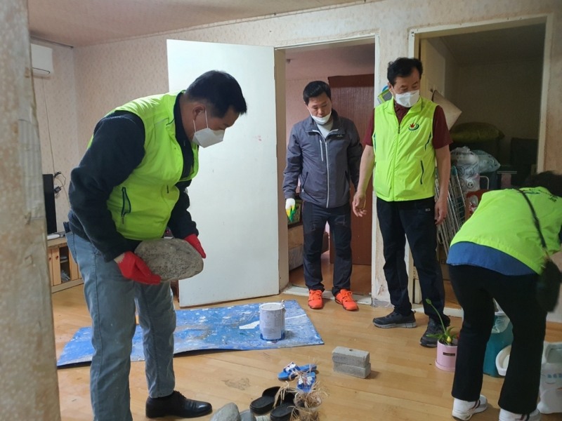 취약계층 주거환경개선 봉사활동 모습 (사진제공 = 정읍시)