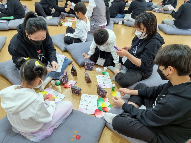 정읍시 건강가정·다문화가족지원센터는 지난 23일부터 24일까지 1박 2일 일정으로 고창 선운사에서 가족 간 소통과 화합의 시간을 가졌다. (사진제공 = 정읍시)