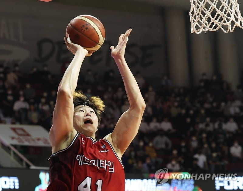 (안양=연합뉴스) 25일 경기도 안양실내체육관에서 열린 프로농구 4강 플레이오프 3차전 안양 KGC 인삼공사와 수원 KT 소닉붐의 경기. KGC 오세근이 슛을 하고 있다.