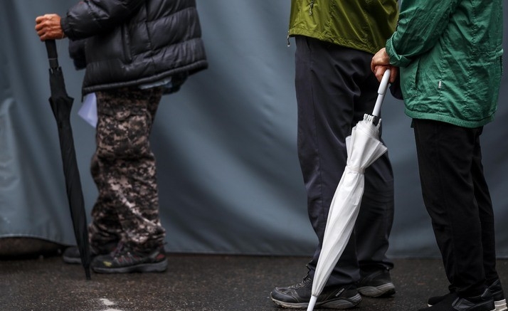 저녁부터 전국에 비가 내릴 것으로 예보된 지난 25일 오전 서울 중구 서울역 인근에서 시민들이 우산을 들고 있다.