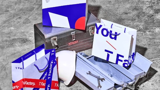 SKT가 홍대 거리에 운영 중인 ICT 복합문화공간 T팩토리가 세계적 권위의 디자인상인 ‘iF 디자인 어워드’ 본상을 수상했다고 26일 밝혔다. 사진은 T팩토리에 적용된 디자인 출품작들