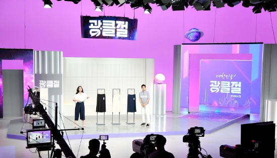 롯데홈쇼핑 초대형 쇼핑 행사 '대한민국 광클절' 방송 현장 사진