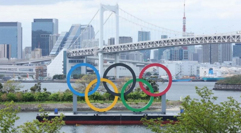 2020도쿄올림픽 당시 도쿄 명물 레인보다리 앞에 설치된 올림픽링 조형물. [국제올림픽위원회 홈페이지 캡처]