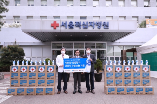 25일(월), 서울 종로구 서울적십자병원에서 코로나19 의료진 및 중증환자 지원을 위한 기부물품 전달식을 진행하였다. (사진 왼쪽부터 문영수 대한적십자사 의료원장, 조익성 동아오츠카 대표, 박준동 행정안전부 수석전문관)