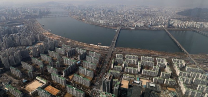 전국 중형 아파트값 8억원 첫 돌파…지방 10%이상 급등