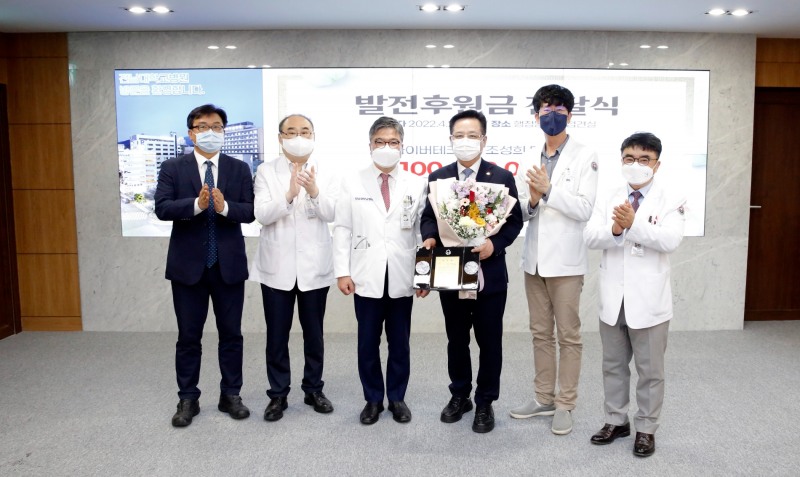 싸이버테크 조성희 대표이사가 26일 오전 전남대병원 행정동 2층 접견실에서 전남대병원 안영근 병원장에게 발전후원금 1억원을 전달했다./사진제공 = 전남대병원