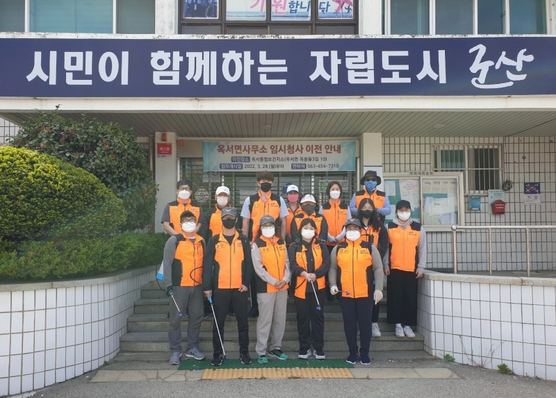 군산시 옥서면은 의용소방대는 관내 다중이용시설의 방역을 실시했다. (사진제공 = 군산시)