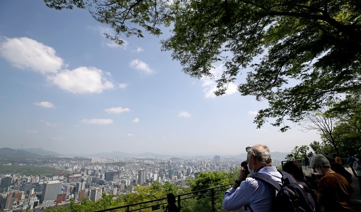 수도권에 내린 비가 그치고 맑은 날씨를 보인 지난 26일 오후 서울 남산에서 바라본 서울 하늘이 쾌청한 모습을 보이고 있다.