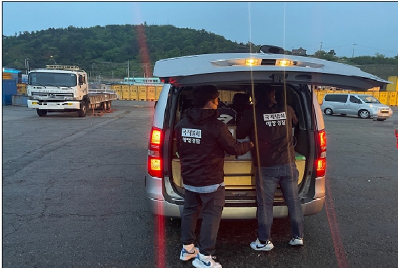 제주 무사증 이탈자 검거를 위한 불시 검문을 하고 있는 완도해경 (사진제공 = 완도해양경찰서)