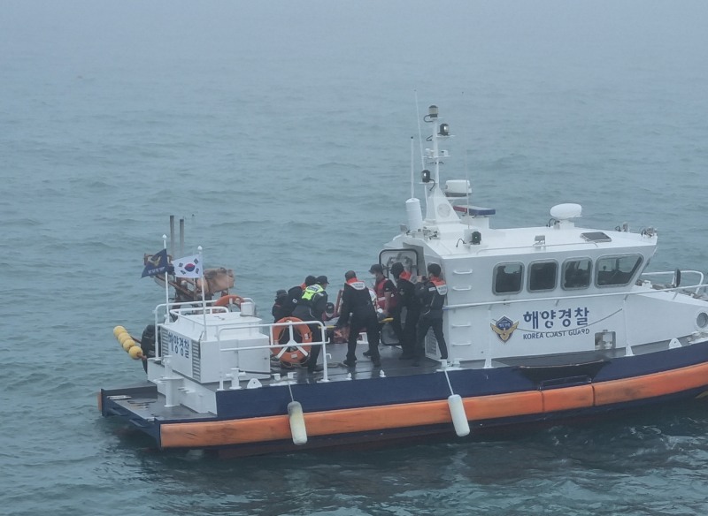 목포해경이 바다안개가 자욱한 해상에서 응급환자를 연계이송하고 있다. (사진제공 = 목포해양경찰서)