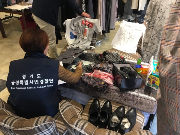 짝퉁 상품 단속 모습.