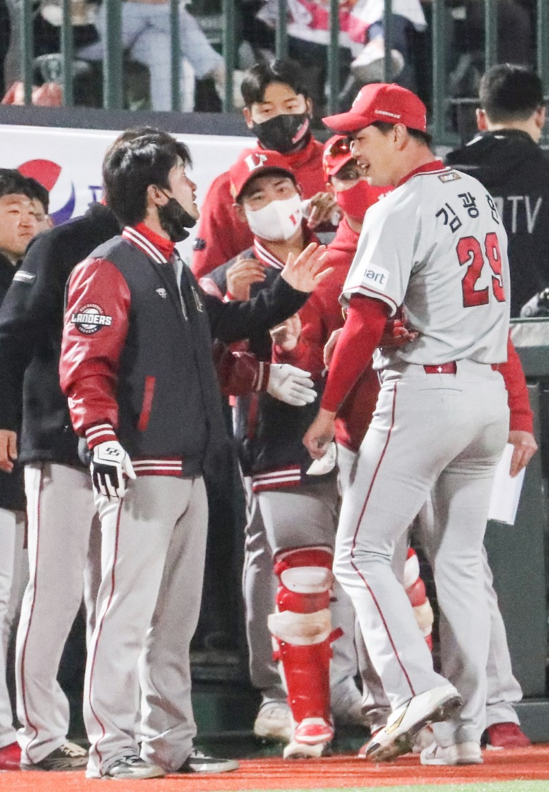 27일 사직 롯데전에서 6이닝 1실점(비자책)을 한 김광현이 환화게 웃으며 더그아웃으로 들어오고 있다.